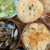 美味しいパンとワイン、簡単なおつまみがあれば家飲みも楽しいですね