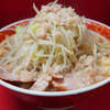 ラーメン二郎 上野毛店 - スープは醤油と出汁の旨みが絶妙なバランスでとにかくキレキレ。カタカタ麺は噛み切る度に小気味良い。豚はジューシーな柔らかい部位から高密度な喉渇き部位まで、あらゆるパターンのバラエティパック。狙い通りの申請&コールで、求めていた狙い通りの一杯がこの店で久しぶりにがっつり決まって最高に気持ち良い。