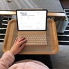 ソファに座ったまま、膝の上でiPadの外付Bluetoothキーボードを打つ