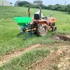 トラクターに取り付ける肥料頒布機到着