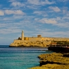 キューバ　ハバナのフエルサ要塞と海沿いを歩く