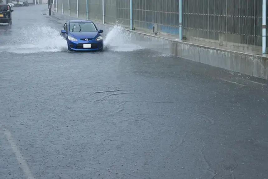 冠水した道路を走った車の修理はどうする？費用の目安や注意点を整備士が解説