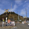 線路沿いを自転車で散策する