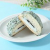 ファミリーマートから「チョコミントメロンパン」が新登場！ミントホイップクリームとチョコチップをサンドした新商品