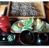 河北町の「定助そば」で半板そばを食べる