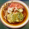 立喰いそばうどん さかうえ（志村坂上）かけそば白＋半紅生姜天＋半春菊天