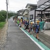 登校の風景：蒸し暑いけど傘なしで