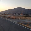 夕方のオレンジ色の空の下、足立山や浦中蓮花石海岸から沖合の北九州空港をみながら、新門司のコンテナ倉庫に向かいます。