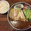 【今週のラーメン３８３４】 支那麺 はしご 銀座八丁目店 （東京・汐留） 鶏絲涼麺（ちいすうりゃんめん）＋ サービスライス　〜さすが銀座の長年キャリア！馴染みやい支那そば風合いと本格風四川感覚の融合旨しな冷やし麺！