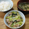 今日の食べ物　朝食に豚肉とターサイの炒め物