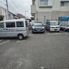 会社の駐車場からは、営業ナンバーのついた軽バンに