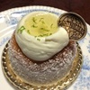 ライムクリームのケーキとバラのつぼみ