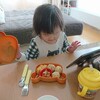 2歳6ヶ月／お弁当に戸惑いを隠せないご様子だったモモ。