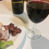 ラップ現象の中でワインを飲みます。時々天国から来る愛犬。