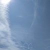 航空ショーで宇宙兄弟みたいなハートマークが描かれました。