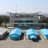 韓国との境界･板門店を訪れ記念写真を撮る 朝鮮平壌開城巡検 01-06