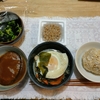 野菜味噌汁５日目。レンチン目玉焼き。イシイのチキンハンバーグ。