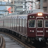 朝の阪急宝塚線の岡町駅で撮影しました。