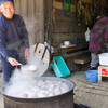 こんにゃく玉を煮る（真庭市醍醐桜）