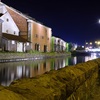【運河】ドラマチックな倉庫群と水面。小樽運河夜景