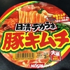 麺類大好き　586　日清デカうま豚キムチにキャベツと豚をてんこ盛り！