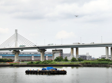 孤立した家屋に空から救援物資を。東京都と江戸川区の合同防災訓練でソフトバンクがドローン輸送を実演