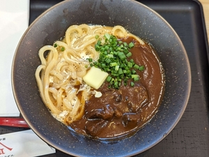 【山下本気うどん】の歌舞伎町店でカルボナーラとカレーを同時に楽しめるうどん「カレボナーラうどん」を食べてみた