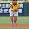 5月8日の稲村亜美：始球式のマウンドに立つ