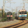 JR四国121系電車と185系特急「いしづち」の交換