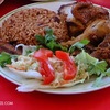 ベリーズ風ライス＆ビーンズ，鶏肉の煮込み （中米の肉料理4）　　ベリーズ（独立前は英領ホンジュラス）は，中米で唯一英語を公用語とする国で，この料理名も正式名になります．単にRice and Beansと呼ばれる事が多いようですが．ベリーズの国民食となっていて，米と豆の煮込みを他のものと区別するのは，ココナッツミルクとスパイスです．  もう一つの要素である鶏肉の煮込みは，ベリーズとユカタン半島で一般的なアチョーテをベースにしたペースト「レカド 」を使用して作られます．