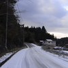 雪解け砂利道下り坂