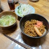 ウインナー焼きそばロールと焼うどんの残りで貧相な朝ごはん