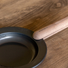 高品質な鉄フライパンなのにそのままお皿にもなるオシャレなFRYING PAN JIU（フライパン ジュウ）は価格も手ごろで収納もスッキリ。