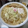 【今週のラーメン５０３２】中華そば みたか（東京・三鷹）ワンタンメン ＋ 細葱 ＋ 半熟玉子 ＋ チャシュー皿 ＋ サッポロ赤星 中瓶 ＋ キリンラガー 小瓶　〜広がるハートフルでノスタルジックなスペース！そんな風情染み入る一杯！