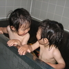 ワンオペで乳幼児2人を入浴させた父親による所感。仕事以上の緊張感