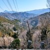 送電線は山を越えていく