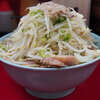 ラーメン二郎 中山駅前店 - ひと口目のアブラサラダから完全に中山の味。各パーツ全ての要素が自分好みに最適化。安心感が半端ない。1ヶ月と1週間ぶりの訪問と言うことで、お久しぶりのお声がけ。これが中山の営業力。手強い。好きになってしまう。