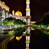 水面に映るモスクの塔が美しい