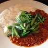 ブラウニー｜末広町｜旨みの牛スジカレー＋青菜炒め