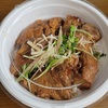 まる徳精肉店の豚バラ軟骨角煮丼
