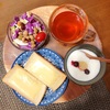 今日の朝食ワンプレート、チーズトースト、アールグレイ、ビーンズ紫キャベツサラダ、りんごブルーベリーヨーグルト