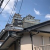 住宅街の中にポツンと一軒城