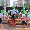 子どもたちの手で始まる井戸掘り作業