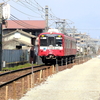 景色が様変わりしてゆく中で走行する京急ラッピング車両を撮影