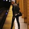 最新スナップ画像：地下鉄に乗るサラ・ハイランド