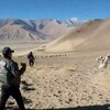 中国兵士が　チベット遊牧民たちに辺鄙な国境地域の伝統的な放牧地から立ち去るよう指示している、中共人民解放軍は　チベット農民を助けに来たと今も嘘をつく