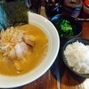 大和「一豚」でネギラーメンライスにほうれん草増し。ずっしり豚骨の効いたスープはライスとの相性良し！。駅近で立地も良いので意外とオススメできそう。 