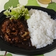 100時間カレーのコクと旨みを自宅で！特製牛すじカレーに野菜を添えて味わう贅沢ランチ
