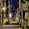 早朝の繁華街の風景
