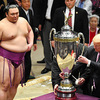 【Today's English】Trump takes in Day 15 of sumo tourney, presents cup to winner